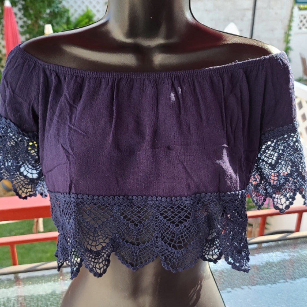Navy blue crop top w/lace